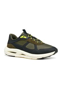 Zapatillas de deporte en verde oscuro y negro con malla, detalles de ante y parte superior texturizada. Presentan detalles de cordones amarillos y una suela gruesa blanca.