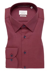 Camicia da uomo bordeaux con un motivo texture, vestibilità moderna, colletto button-down e due bottoni neri sul polsino. Etichetta del marchio visibile.