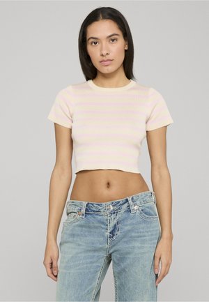 Hellrosa und cremefarben gestreiftes, kurz geschnittenes Oberteil mit kurzen Ärmeln und einer gerippten Textur, kombiniert mit hellblauen, hoch taillierten Jeans.