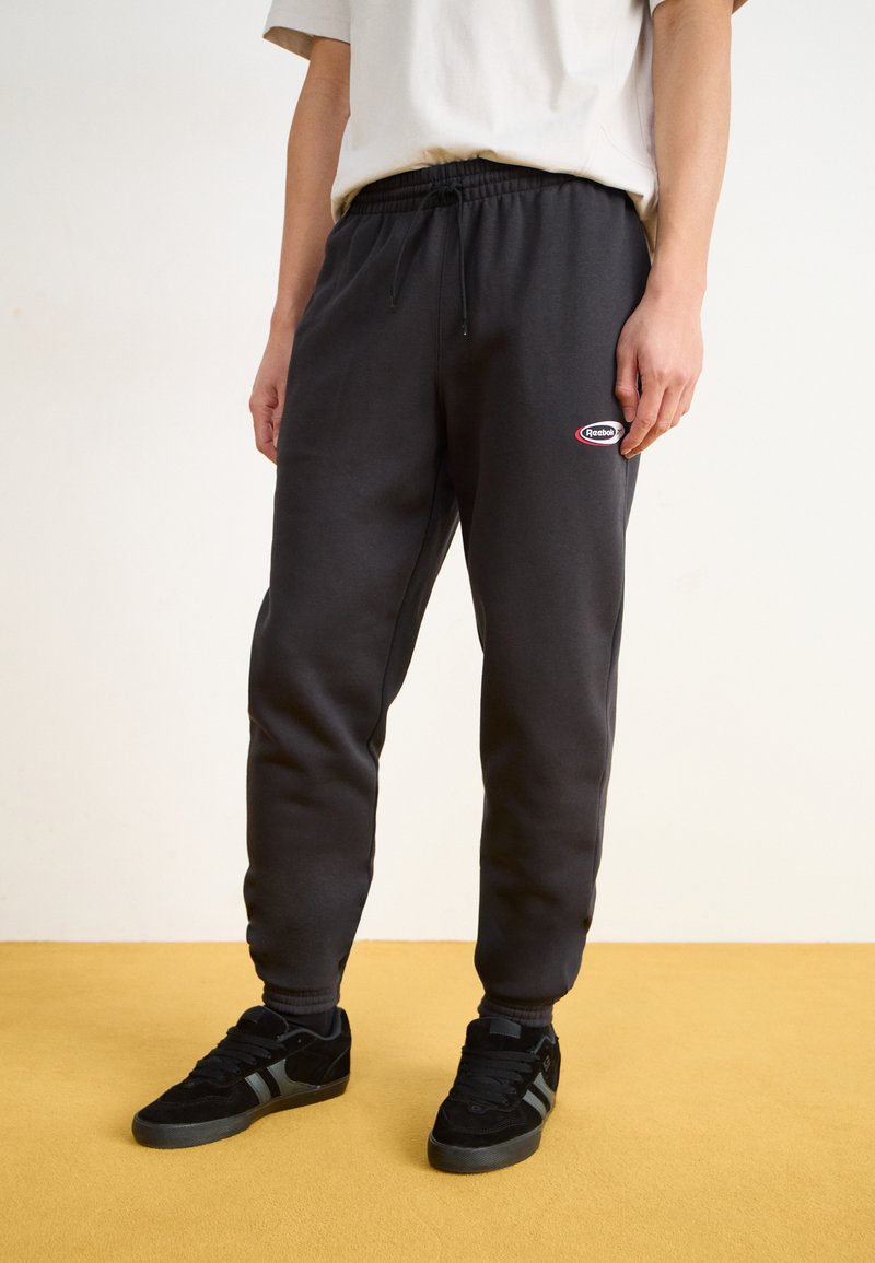 Reebok Classic - BRAND PROUD PANT - Pantalon de survêtement - black, Agrandir