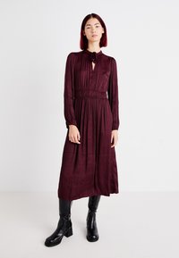 GAP LS SATIN MIDI DRS - Dienas kleita - noir red