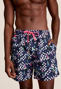 Marine zwemshorts met een levendig zeilbootpatroon, elastische tailleband en roze trekkoord; gemaakt van lichtgewicht, snel-droogmateriaal.