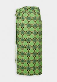 Enveloppe verte présentant un motif de éventail répétitif en vert foncé et noir, avec des accents dorés. Tissu doux, forme cylindrique, attachée en haut.