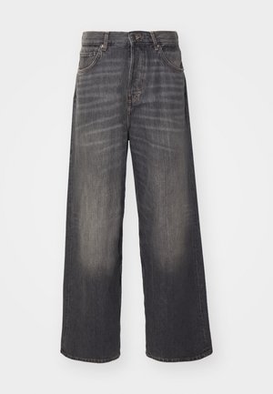 Wijdgevallen, high-waisted jeans van vervaagd zwart denim. Beschikt over vijf zakken en metalen hardware. Gladde textuur met subtiele slijtage-details.