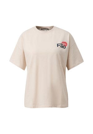 Beżowy T-shirt z krótkim rękawem, okrągłym dekoltem, małym napisem "Fao" oraz czerwonym motywem liścia na górnej lewej części klatki piersiowej.
