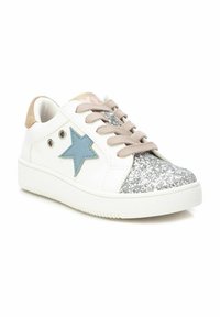 Zapatilla blanca con la punta plateada brillosa, un acento de estrella azul, cordones beige y una suela de goma texturizada. Presenta ojales de metal.