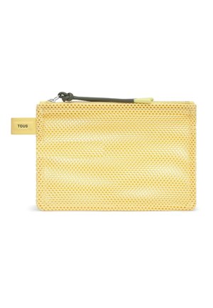 Piccola pochette rettangolare gialla in rete con chiusura a zip e etichetta beige con marchio sul lato, su sfondo bianco.