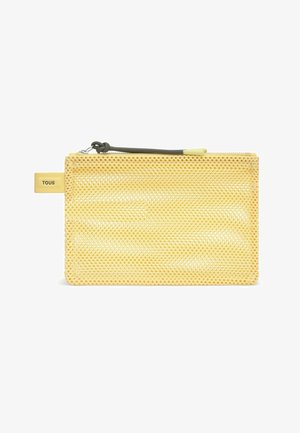 Piccola pochette rettangolare gialla in rete con chiusura a zip e etichetta beige con marchio sul lato, su sfondo bianco.