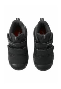 Schwarze Kinderschuhe mit Klettverschlüssen, aus synthetischem Material hergestellt. Rundlicher Zehenbereich, gepolsterter Schaft und strukturierte Sohle für besseren Halt.