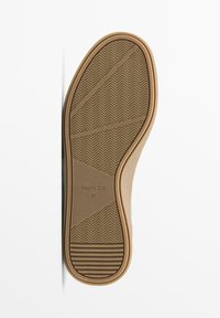 Sole della scarpa con motivo a zig-zag, gomma beige con dettagli testurizzati, marchio "Massimo Dutti", taglia 37 e bordo liscio.