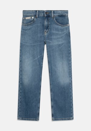 Jeans en denim bleu avec une coupe droite, cinq poches, couture visible et fermeture à bouton. Fini légèrement décoloré.