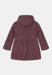 Veste bourgogne matelassée avec capuche, taille cintrée et poignets élastiques. Présente des coutures contrastantes et une texture lisse et brillante.