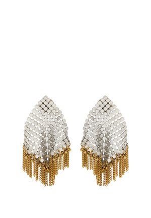 Srebrne kolczyki z siateczki o ostrych kształtach, z złotym łańcuszkowym frędzlem zwisającym z dolnych krawędzi, przedstawione na białym tle.