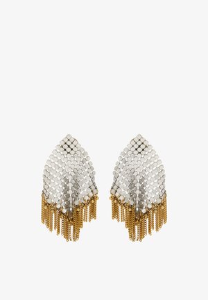 Srebrne kolczyki z siateczki o ostrych kształtach, z złotym łańcuszkowym frędzlem zwisającym z dolnych krawędzi, przedstawione na białym tle.