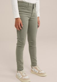 WE Fashion BLUE RIDGE - Pantalones cargo - green