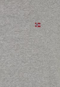 Grijze katoenen T-shirt met een kleine geborduurde Noorse vlag in rood, wit en blauw op de linkerkant van de borst.