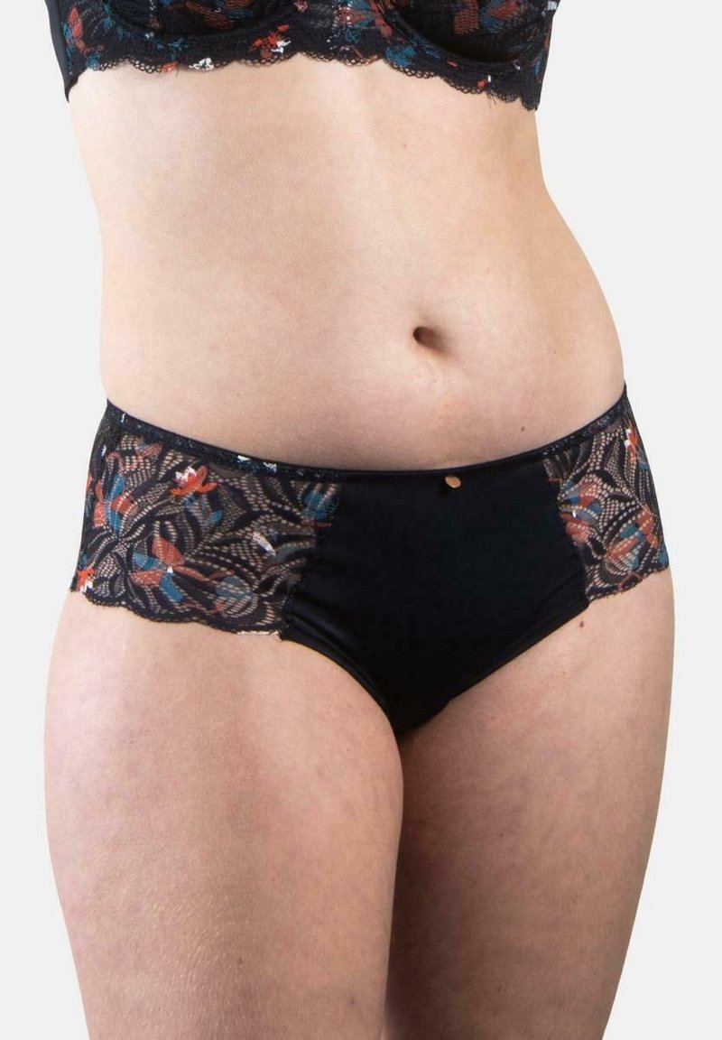 Sous-vêtements noirs avec des accents en dentelle florale sur les côtés, présentant une texture lisse et des bords festonnés, offrant un design ajusté et confortable.