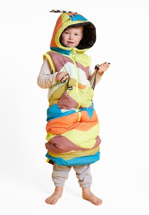 Sac de couchage coloré et rembourré avec un motif zigzag en jaune, vert, bleu et orange. Dispose d'une capuche avec des antennes et d'une fermeture à cordon.