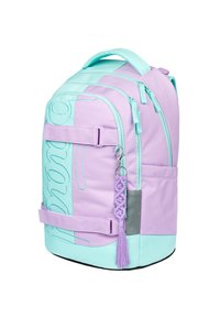 Zaino viola e verde menta con logo ricamato, molteplici scomparti con cerniera, tasche laterali e dettaglio con frange intrecciate.