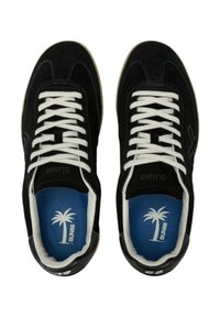 Sneakers in suede nero con lacci bianchi, dotati di una soletta blu e logo di palma. Il design presenta un profilo minimale e suole in gomma.