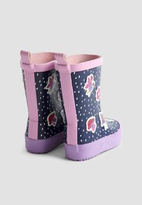 Botas de lluvia de goma azules con acentos rosas, con un patrón decorativo de mariposas y flores, y una suela texturizada para mayor agarre.