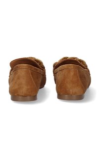 Zapatos sin cordones de ante marrón con punta redonda, que presentan un acento trenzado a lo largo del cuello y una suela plana de goma.