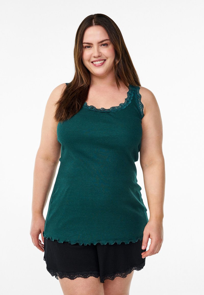 Petrolovo pruhované tielko s volánkovým čipkovým zakončením na výstrihu a leme, v kombinácii s čiernymi šortkami s čipkovým okrajom.