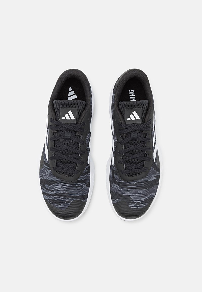 Schwarze und graue Sportschuhe mit einem Camouflage-Muster, Schnürdesign, gepolstertem Kragen und weißer Gummisohle. Verfügt über drei weiße Streifen.