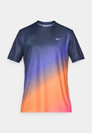 Korte mouwen sportshirt in een verloop van marineblauw, paars, oranje en roze. Heeft een subtiel bloemenpatroon en logo op de borst. Glad materiaal.