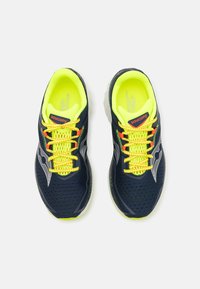 Saucony tenisice za trčanje u mornarsko plavoj i jarko žutoj boji. Mrežasti gornji dio s perforacijama, reflektirajuće akcenti i udoban potplat. Jarke vezice.