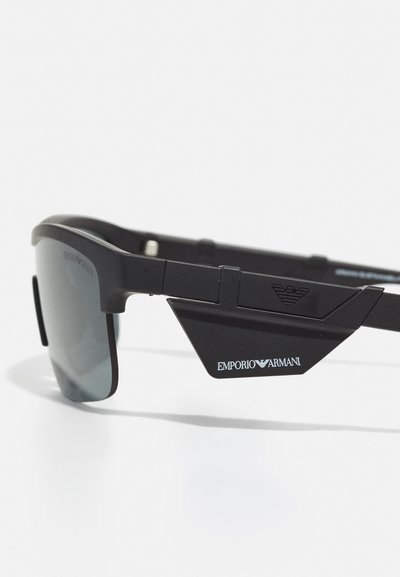 Ochelari de soare negri cu finisaj mat, design unghiular, lentile întunecate și logo-ul argintiu Emporio Armani pe lateral.