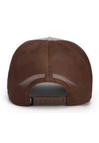 Gorra de malla marrón con visera curvada, que cuenta con un regulador de plástico en la parte trasera y una sutil etiqueta con el logo en el lateral.