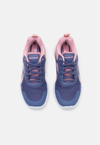 Scarpe atletiche viola e rosa con tomaia in rete, linguetta e colletto imbottiti, dettagli neri e suola in gomma bianca. Logo sulla linguetta.