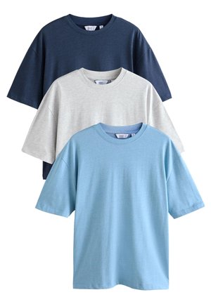 Drie T-shirts met korte mouwen opgestapeld: donker marineblauw, lichtgrijs en zachtblauw. Gemaakt van katoen, met een ronde hals en een losse pasvorm.