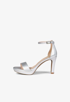 Sandalia plateada de tacón alto con hebilla en la correa del tobillo, puntera abierta y suela de plataforma delgada.