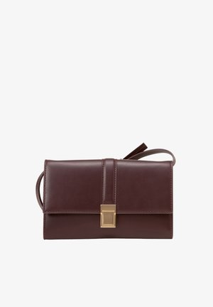 Donkerbruine leren clutch met een rechthoekige gouden sluiting en een slanke band aan de achterkant, tegen een witte achtergrond.