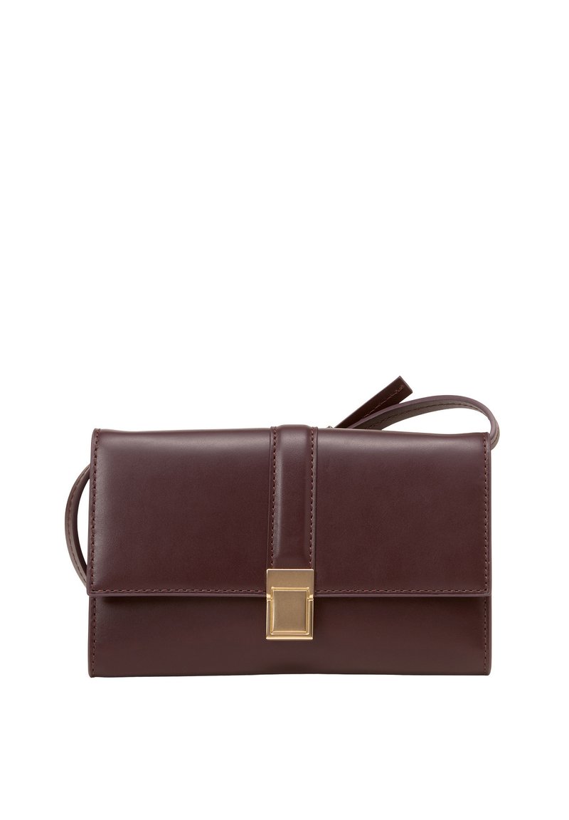Porte-monnaie en cuir marron foncé avec un fermoir rectangulaire en or et une fine sangle enroulée à l'arrière, posé sur un fond blanc.