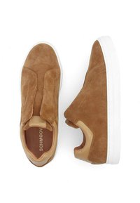 Baskets slip-on en daim marron avec une semelle en caoutchouc blanc, présentant un accent en cuir lisse autour du talon et des détails sur piqûre.
