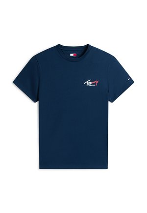 Mørkeblå T-shirt med korte ærmer og rund hals, lille Tommy Jeans-logo i hvidt og rødt på brystet og flagdetalje på venstre ærme.