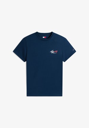 Marineblå T-skjorte med korte ermer og rund hals, med liten Tommy Jeans-logo i hvitt og rødt på brystet og flaggdetalj på venstre erme.