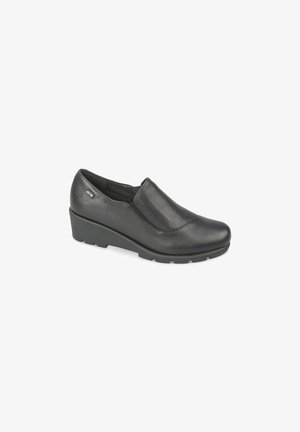 Scarpa nera in pelle slip-on con punta rotonda, suola a wedge leggermente sollevata e superficie texturizzata. Presenta un piccolo accento sul lato.