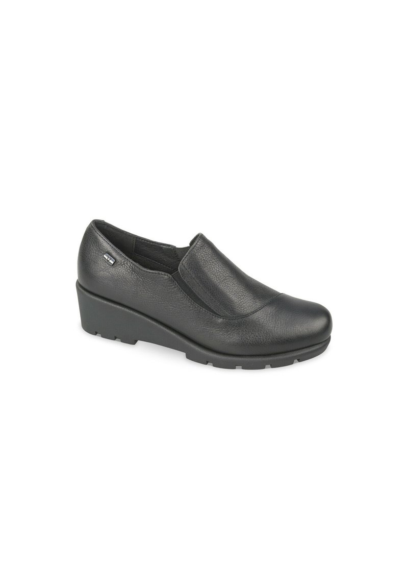 Scarpa nera in pelle slip-on con punta rotonda, suola a wedge leggermente sollevata e superficie texturizzata. Presenta un piccolo accento sul lato.