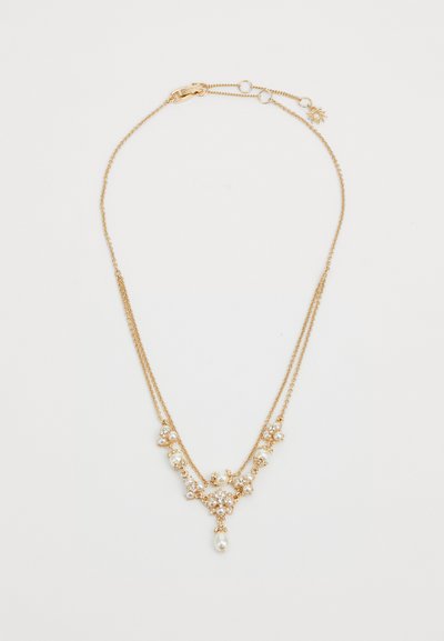 Collier doré avec chaînes superposées, mettant en avant des accents en perles et en pierres transparentes, ainsi qu'un pendentif en perle pendante. Fermeture à crochet ajustable.