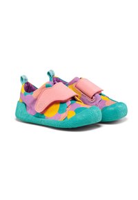 Zapatos infantiles coloridos con una parte superior morada adornada con patrones circulares amarillos y turquesas, correas de Velcro rosas y una suela texturizada en turquesa.