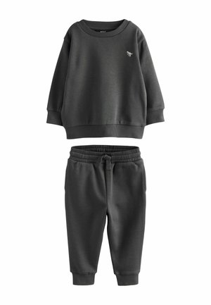 Mörkgrå sweatshirt och jogger-set i mjukt tyg. Sweatshirten har en ribbad rund hals och ribbade ärmmuddar; joggers har en elastisk midja.
