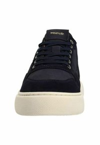 Sneakers in camoscio blu navy con suola in gomma bianca, dotati di chiusura con lacci, linguetta imbottita e branding dorato sull'etichetta della linguetta.