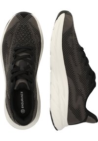 Zapatillas deportivas en negro y gris con una parte superior de malla con patrón, entresuela blanca y suela exterior de goma negra. Presentan un sistema de cordones tradicional y un collarín acolchado.