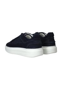 Marineblauwe suède sneakers met een witte rubberen zool, uitgerust met een ronde neus, vetersluiting aan de voorkant en een gevoerde kraag voor extra comfort.