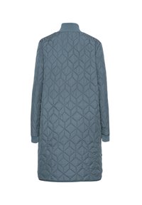 Abrigo largo acolchado en verde azulado con un cuello alto, que presenta un patrón geométrico, puños acanalados y una textura suave.
