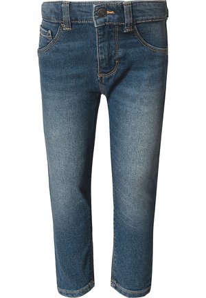 Jeans de mezclilla azul oscuro con un diseño de pierna recta, que cuentan con un cierre de botón clásico, cinco bolsillos y detalles de costura en contraste.
